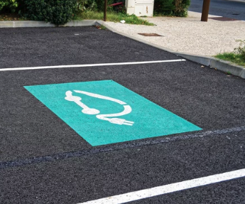 Marquage au sol d'une place de stationnement pour voiture électrique 